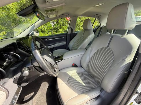 Used 2021 Toyota Camry SE FWD image 2