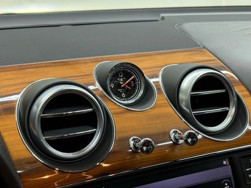 Used 2019 Bentley Bentayga image 26