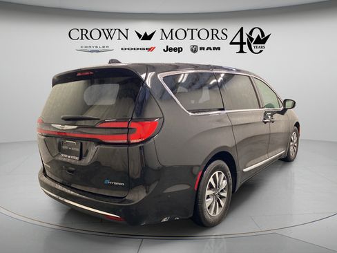 Used 2023 Chrysler Pacifica Limited w/ Uconnect Theater Family Group FWD image 14