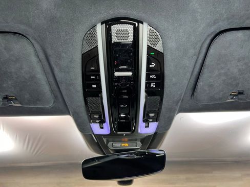 Used 2022 Porsche Cayenne Turbo image 18