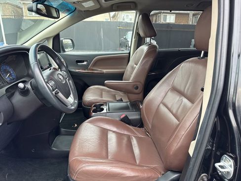 Used 2017 Toyota Sienna Limited image 9