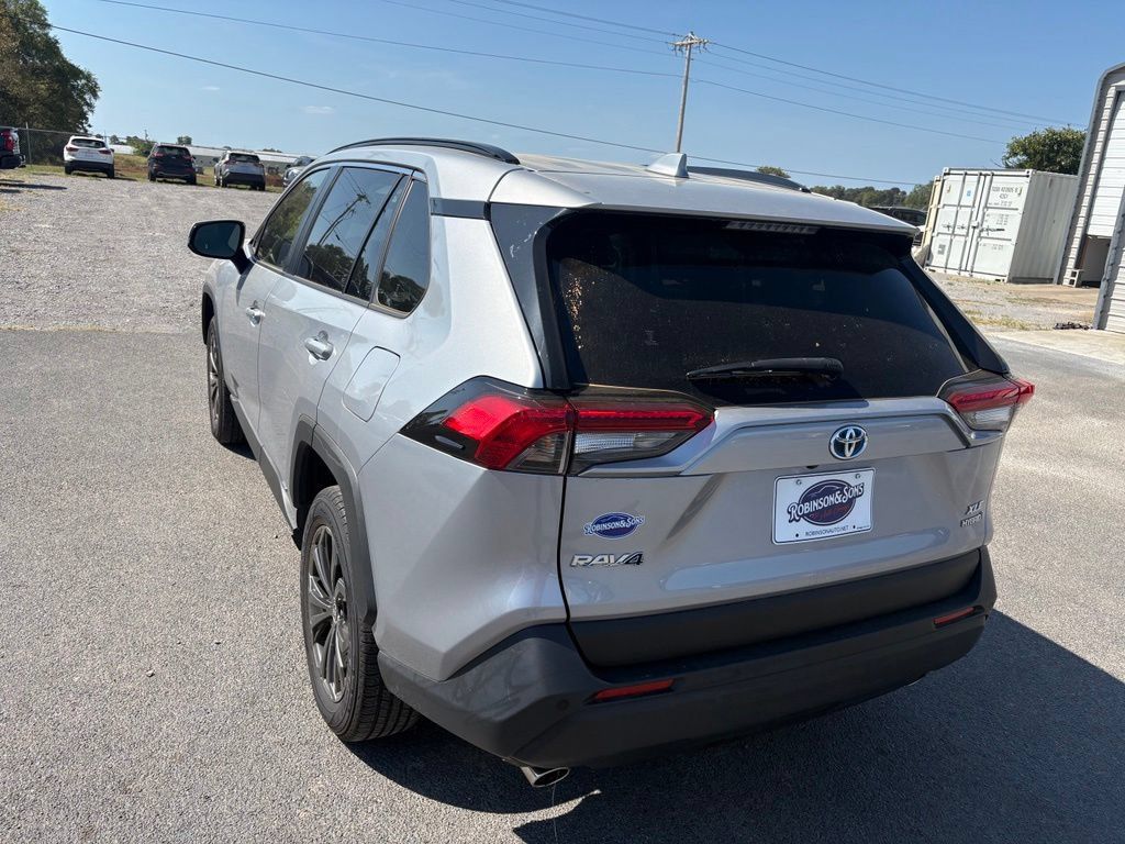 Used 2022 Toyota RAV4 XLE Premium AWD/4WD image 7