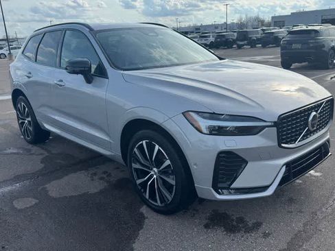Used 2023 Volvo XC60 B5 Plus w/ Protection Package Premier image 3
