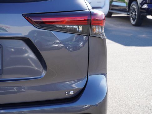 Used 2024 Toyota Highlander LE image 10