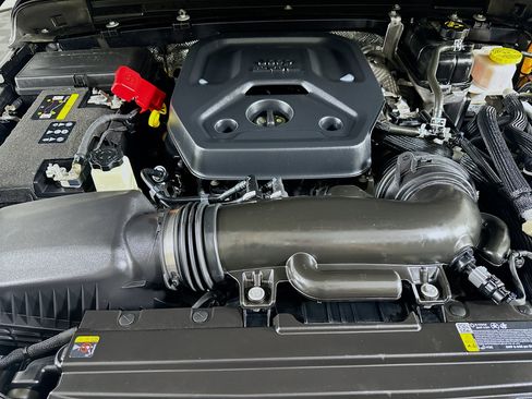 Used 2025 Jeep Wrangler Sahara image 31