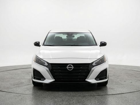 Used 2025 Nissan Altima 2.5 SV FWD image 2