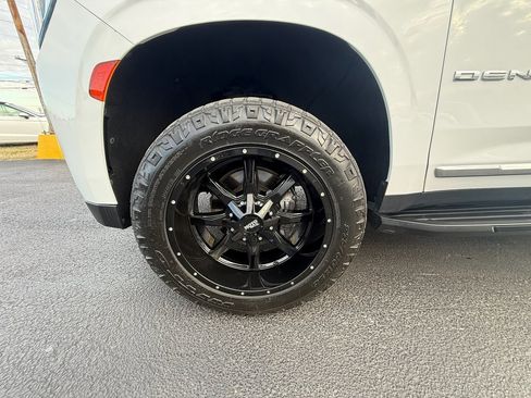 Used 2022 GMC Yukon XL Denali image 8