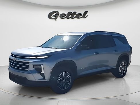 Used 2025 Chevrolet Traverse LT image 4