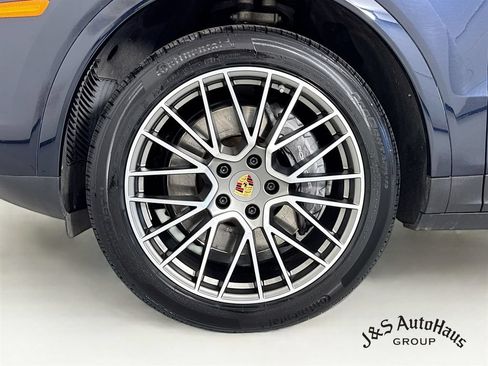 Used 2023 Porsche Cayenne Platinum Edition AWD/4WD image 39