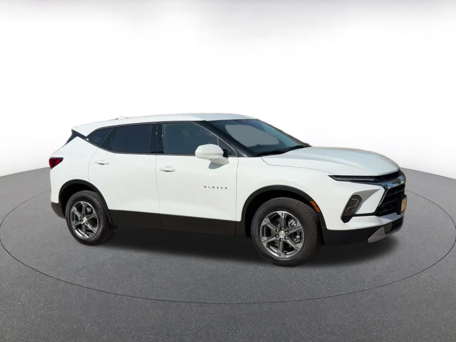 Used 2026 Chevrolet Blazer LT FWD image 2