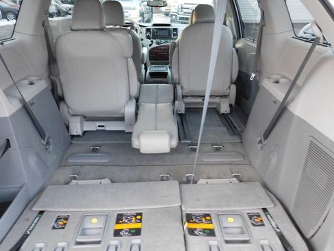 Used 2012 Toyota Sienna XLE image 15