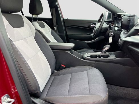 Used 2025 Chevrolet Trax RS w/ Driver Confidence Package image 27