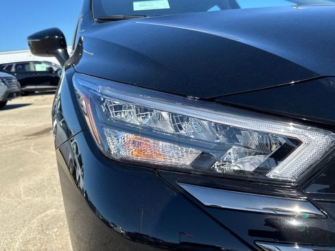 New 2025 Nissan Versa SR w/ Trunk Package image 11