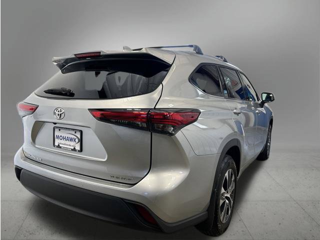 Used 2022 Toyota Highlander XLE AWD/4WD image 5