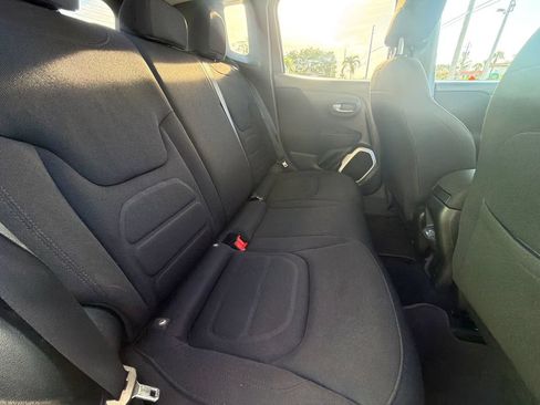 Used 2018 Jeep Renegade Latitude FWD image 16