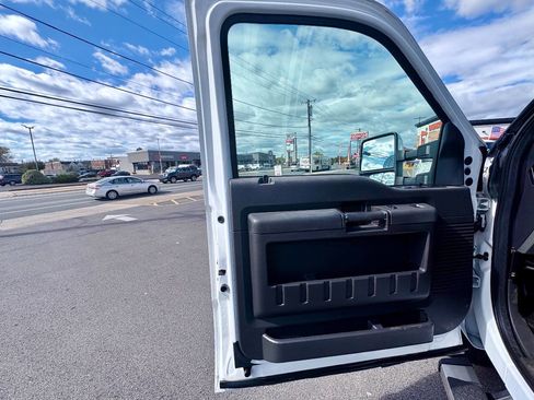 Used 2011 Ford F250 Lariat w/ Chrome Pkg image 19