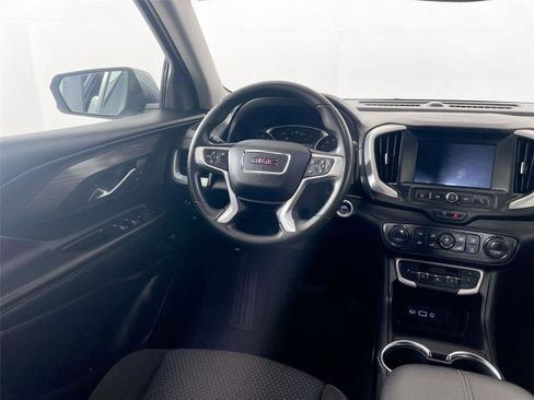 Used 2024 GMC Terrain SLE w/ Driver Convenience Package image 2