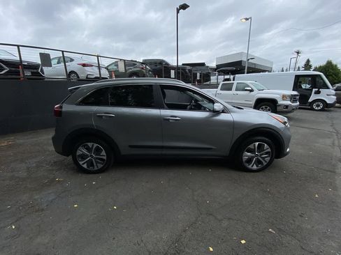 Used 2022 Kia Niro EX w/ Cold Weather Package FWD image 7