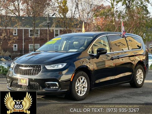Used 2024 Chrysler Pacifica Touring-L image 1