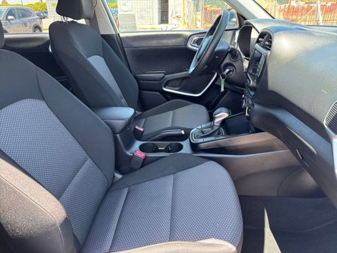 Used 2025 Kia Soul LX w/ LX Technology Package FWD image 34