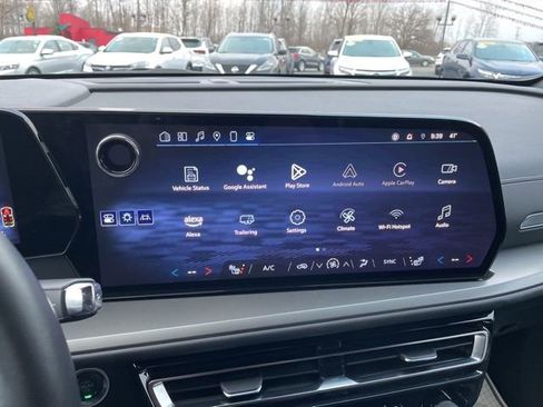 Used 2025 Chevrolet Traverse LT image 11