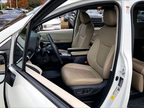 Used 2021 Toyota Sienna Limited image 7