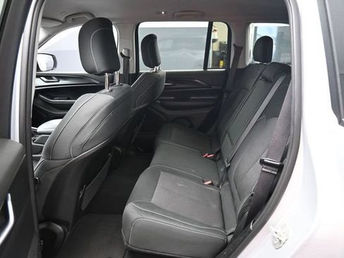 Used 2024 Jeep Grand Cherokee Laredo AWD/4WD image 12