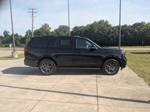 New 2026 Ford Expedition Platinum w/ Stealth Appearance Package AWD/4WD image 2
