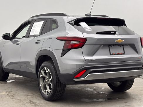 Used 2025 Chevrolet Trax LT w/ LT Convenience Package FWD image 5