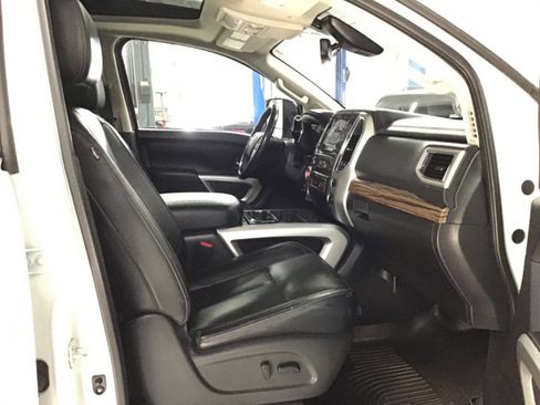 Used 2020 Nissan Titan SL w/ Moonroof Package image 24