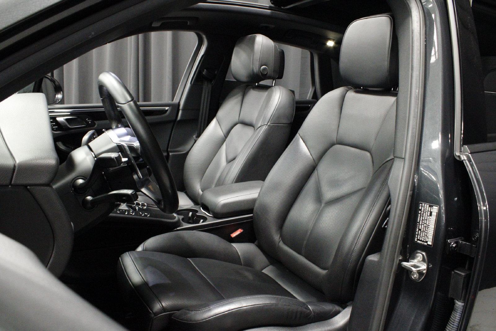 Used 2018 Porsche Macan AWD/4WD image 5
