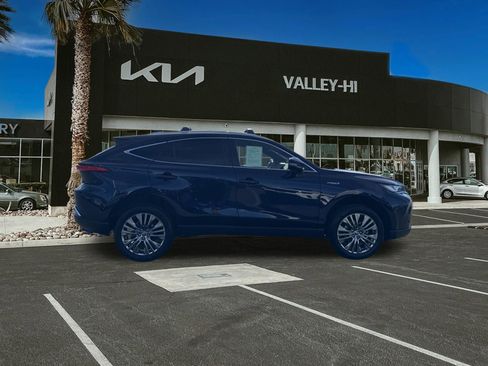 Used 2021 Toyota Venza XLE image 4