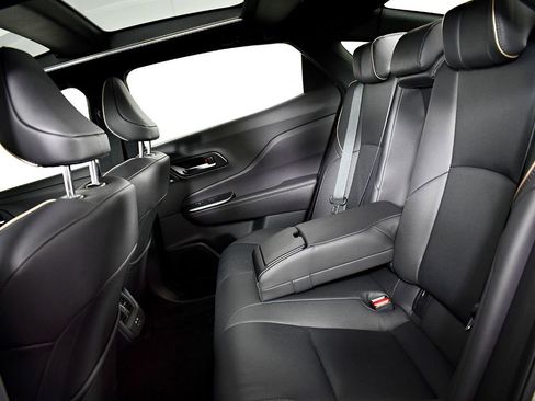 Used 2023 Toyota Crown Platinum image 40