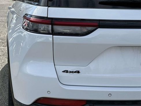 Certified 2023 Jeep Grand Cherokee Limited w/ Black Appearance Package image 11