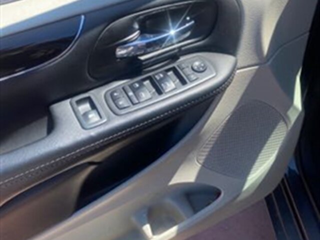 Used 2018 Dodge Grand Caravan SXT FWD image 10