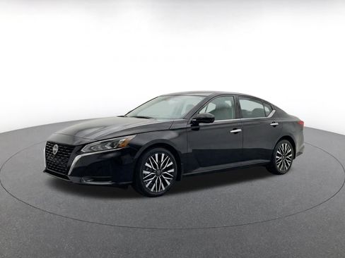 Used 2025 Nissan Altima 2.5 SV FWD image 3