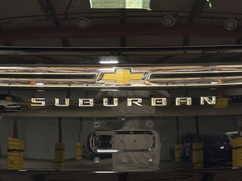 Used 2023 Chevrolet Suburban LT w/ Luxury Package image 27