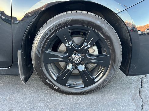 Certified 2020 Toyota Sienna SE image 32