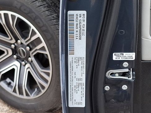 Used 2025 Jeep Wagoneer 4WD w/ Premium Group I image 27