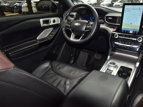 Used 2023 Ford Explorer Platinum w/ Technology Package RWD image 16