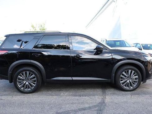 Certified 2025 Nissan Pathfinder SL w/ SL Premium Package FWD image 5