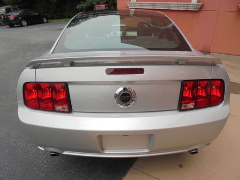 Used 2009 Ford Mustang GT RWD image 5
