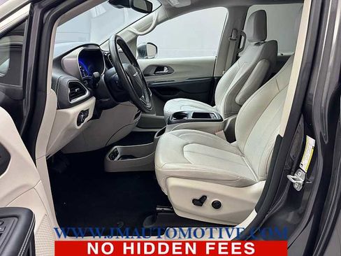 Used 2021 Chrysler Pacifica Touring-L image 12