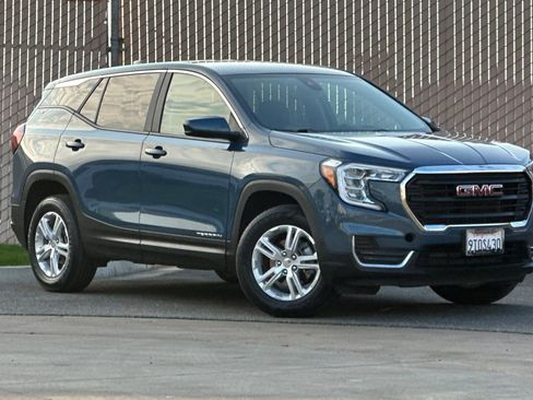 Used 2024 GMC Terrain SLE image 2