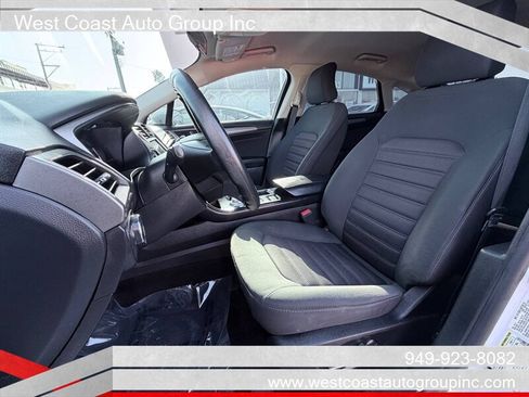Used 2018 Ford Fusion SE w/ Fusion SE Technology Package FWD image 5