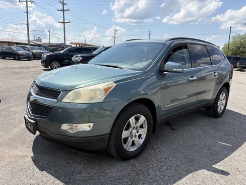 Used 2009 Chevrolet Traverse LT FWD image 3
