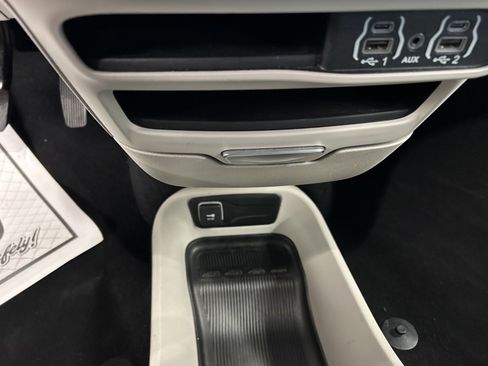 Used 2023 Chrysler Pacifica Touring-L image 34