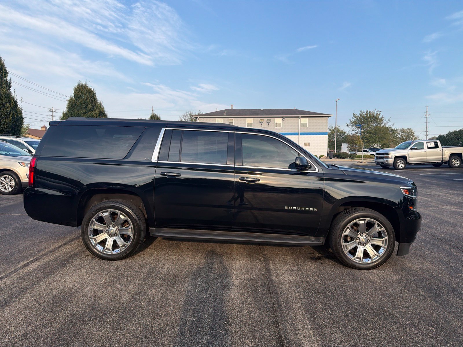 Used 2018 Chevrolet Suburban LT w/ Luxury Package AWD/4WD image 7