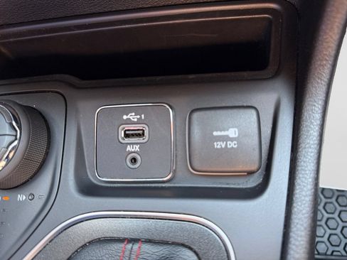 Used 2021 Jeep Cherokee Trailhawk w/ Comfort/Convenience Group AWD/4WD image 18