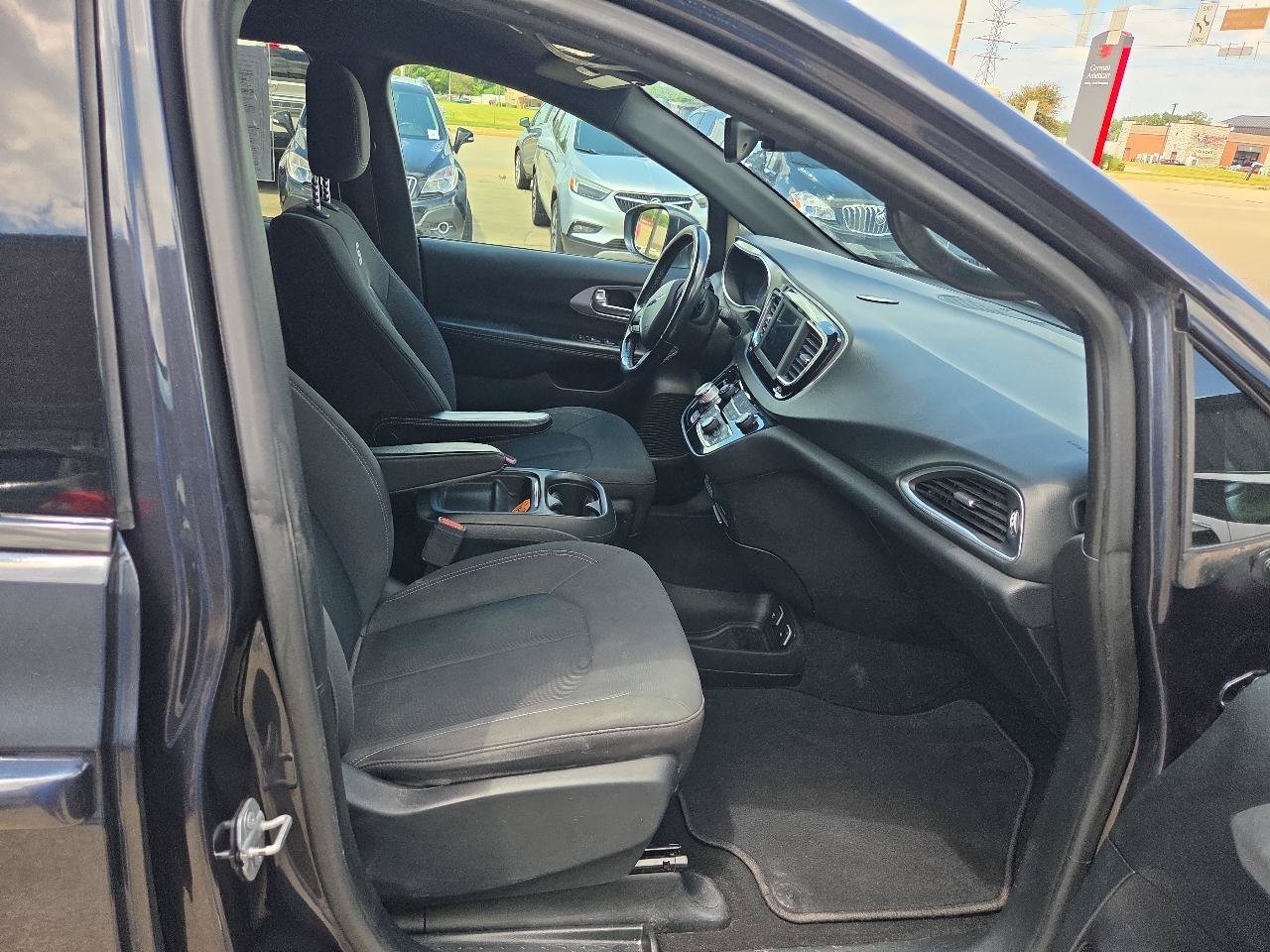 Used 2019 Chrysler Pacifica Touring Plus w/ S Appearance Package FWD image 14